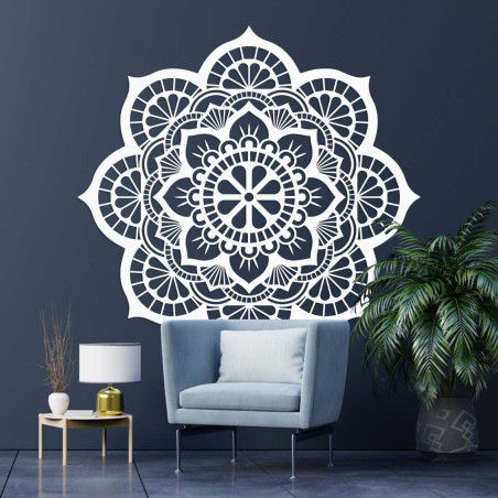 Großes hölzernes Mandala als stilvolles Accessoire über dem Wohnzimmersofa