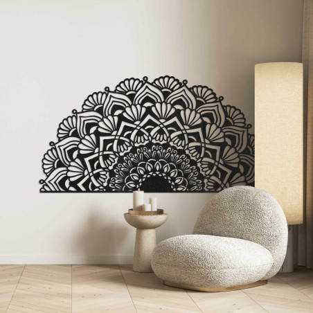 Ein elegantes Holzmandala verleiht dem Raum Ruhe und eine einzigartige Optik.