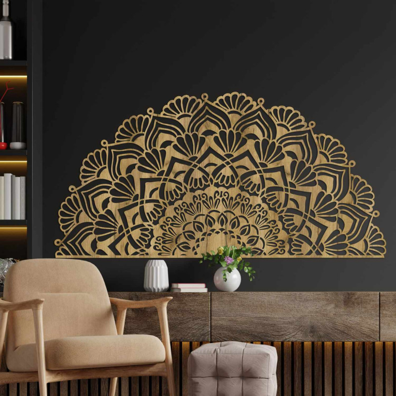 Ein elegantes Mandala aus Holz verleiht dem Raum Ruhe und eine einzigartige Optik.