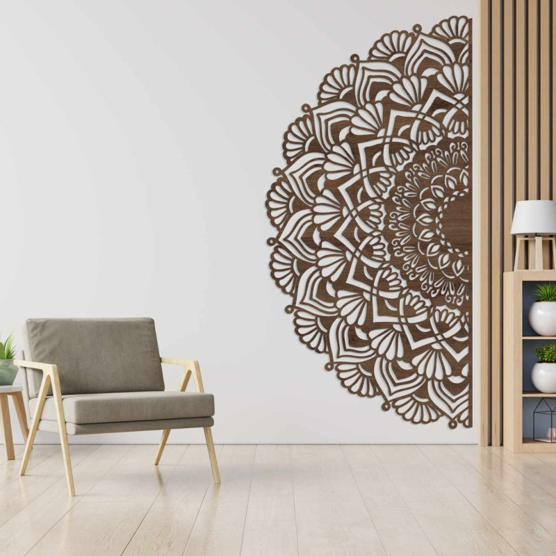 Ein elegantes Holzmandala verleiht dem Raum Ruhe und eine einzigartige Optik.