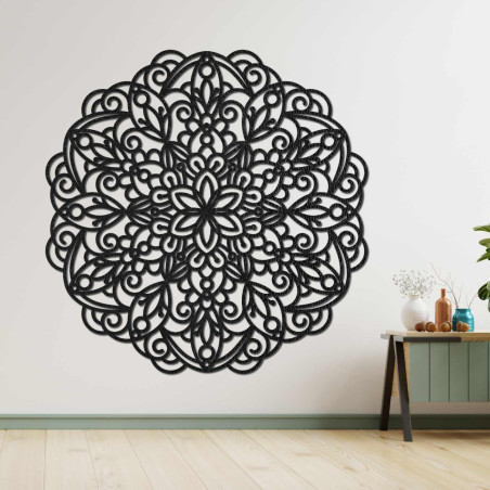 Eine luxuriöse Holzmandala an der Wand sorgt für ein harmonisches und elegantes Interieur.
