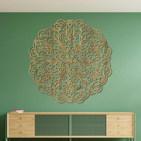 Eine luxuriöse Holzmandala an der Wand sorgt für ein harmonisches und elegantes Interieur.