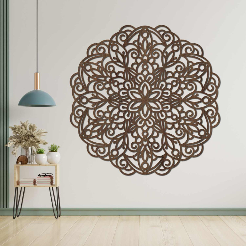 Eine luxuriöse Holzmandala an der Wand sorgt für ein harmonisches und elegantes Interieur.