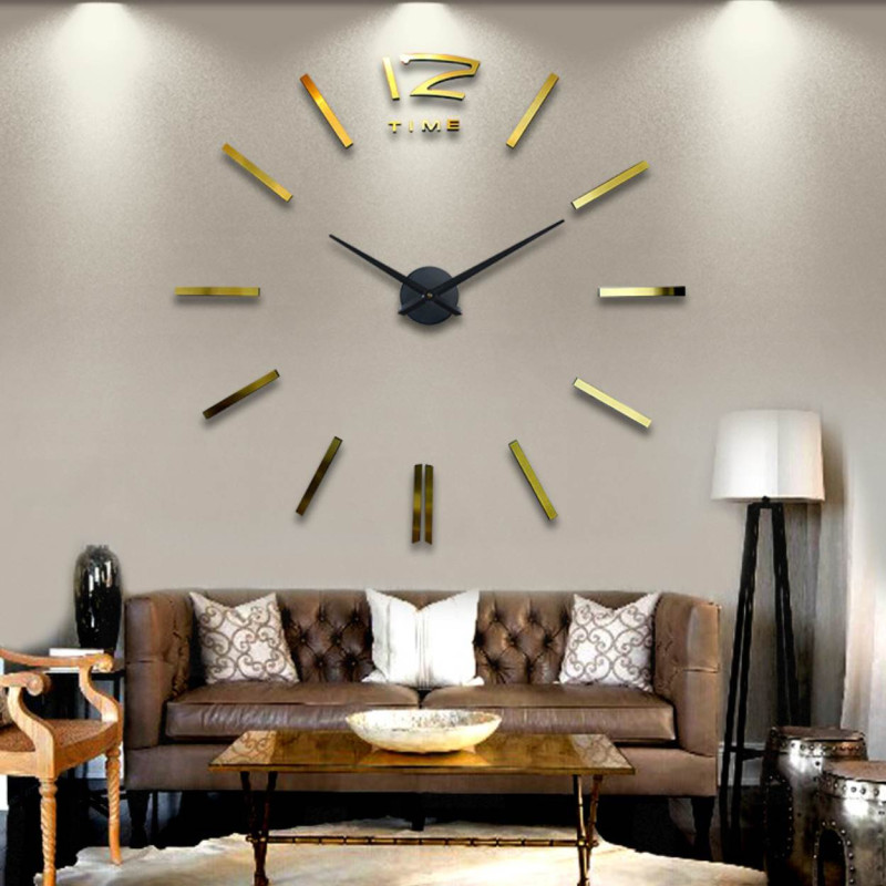 Moderne Wanduhr im Golddesign für ein elegantes Schlafzimmer