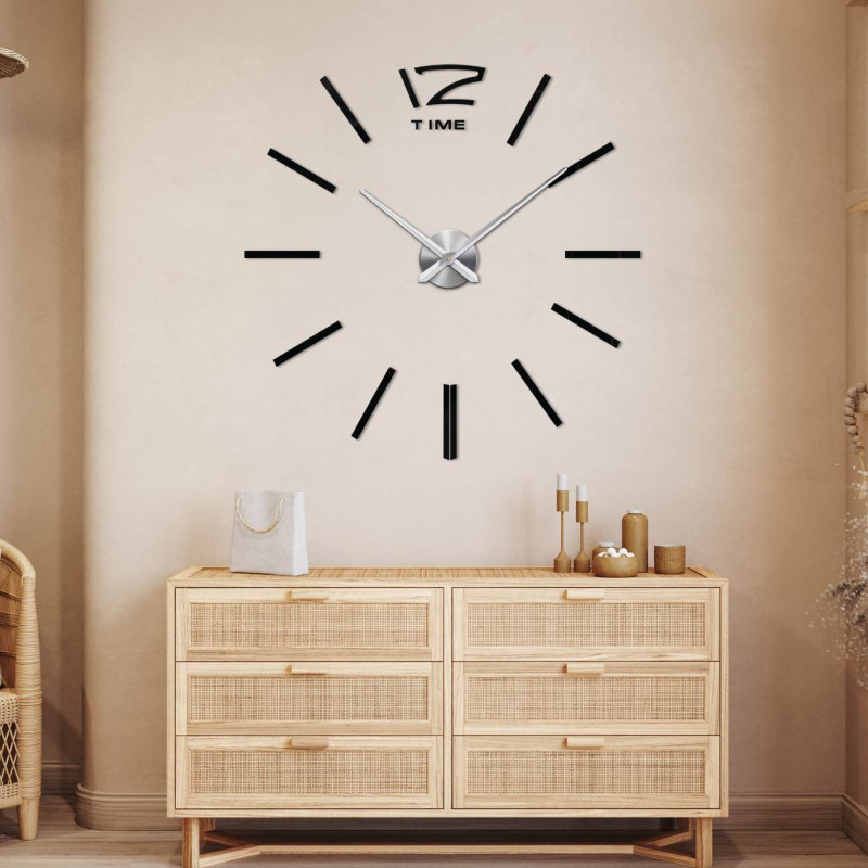 Moderne Wanduhr im Golddesign für ein elegantes Schlafzimmer