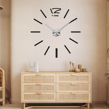 Moderne Wanduhr im Golddesign für ein elegantes Schlafzimmer