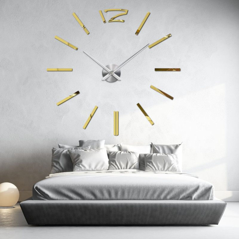 Moderne Wanduhr im Golddesign für ein elegantes Schlafzimmer