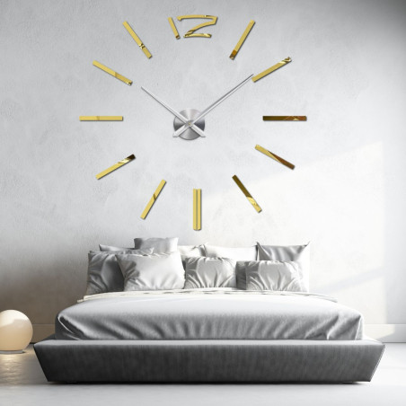 Moderne Wanduhr im Golddesign für ein elegantes Schlafzimmer