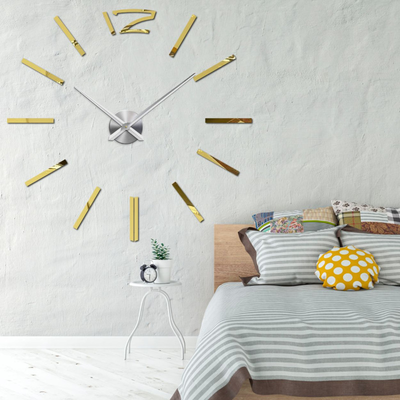 Moderne Wanduhr im Golddesign für ein elegantes Schlafzimmer