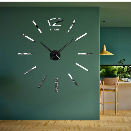 Eleganter Lebensbaum aus Holz an der Wand in modernem schwarzem Design