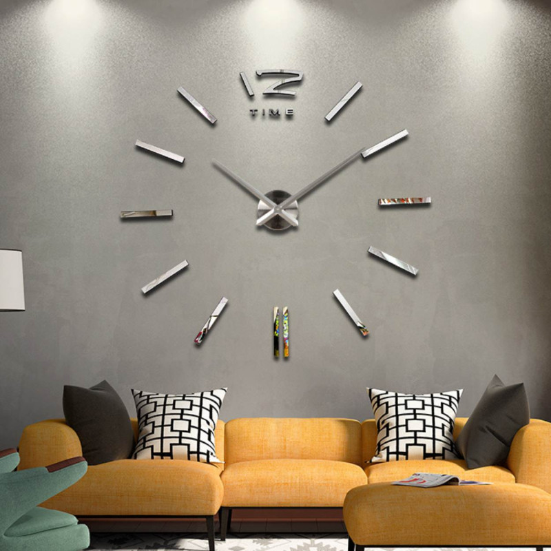 Große goldene Wanduhr für ein modernes und stilvolles Interieur