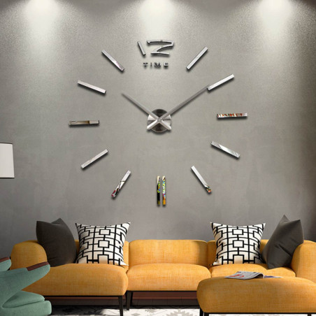 Große goldene Wanduhr für ein modernes und stilvolles Interieur
