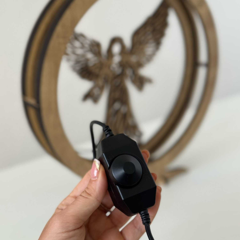 Elegante LED-Engelslampe aus Holz mit warmem Hintergrundlicht