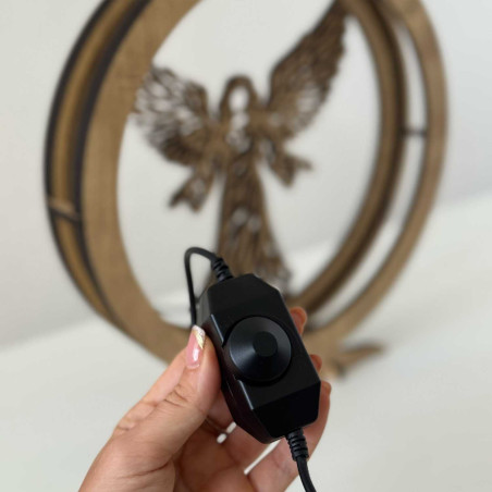 Elegante LED-Engelslampe aus Holz mit warmem Hintergrundlicht