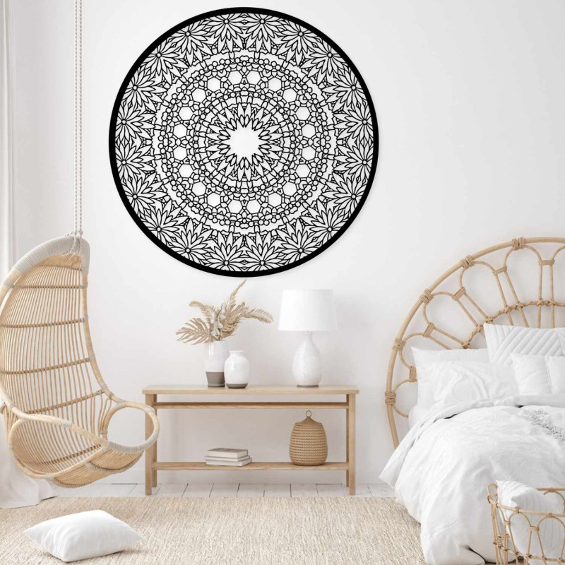 Eine hölzerne Mandala an der Wand für ein harmonisches und gemütliches Zuhause