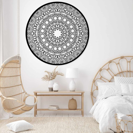 Eine hölzerne Mandala an der Wand für ein harmonisches und gemütliches Zuhause