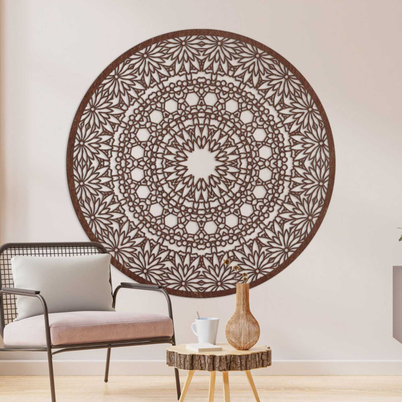 Designer-Mandala an der Wand mit einem präzisen geometrischen Muster