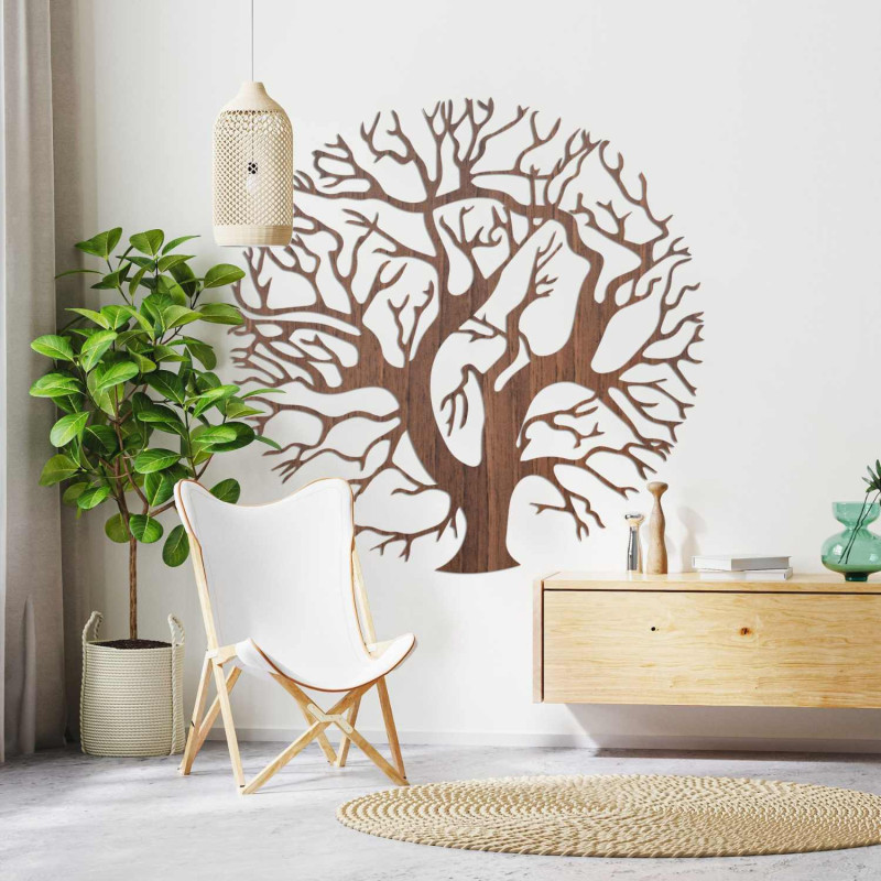 Moderner Lebensbaum aus Naturholz an der Wand