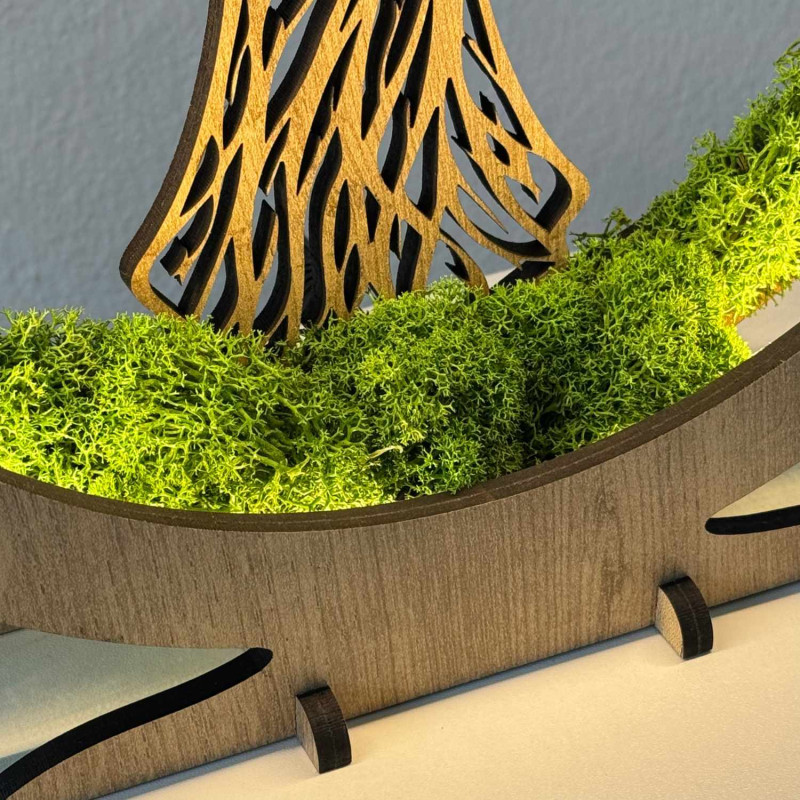 Leuchtender Engel aus Holz mit stabilisiertem Moos und LED-Beleuchtung