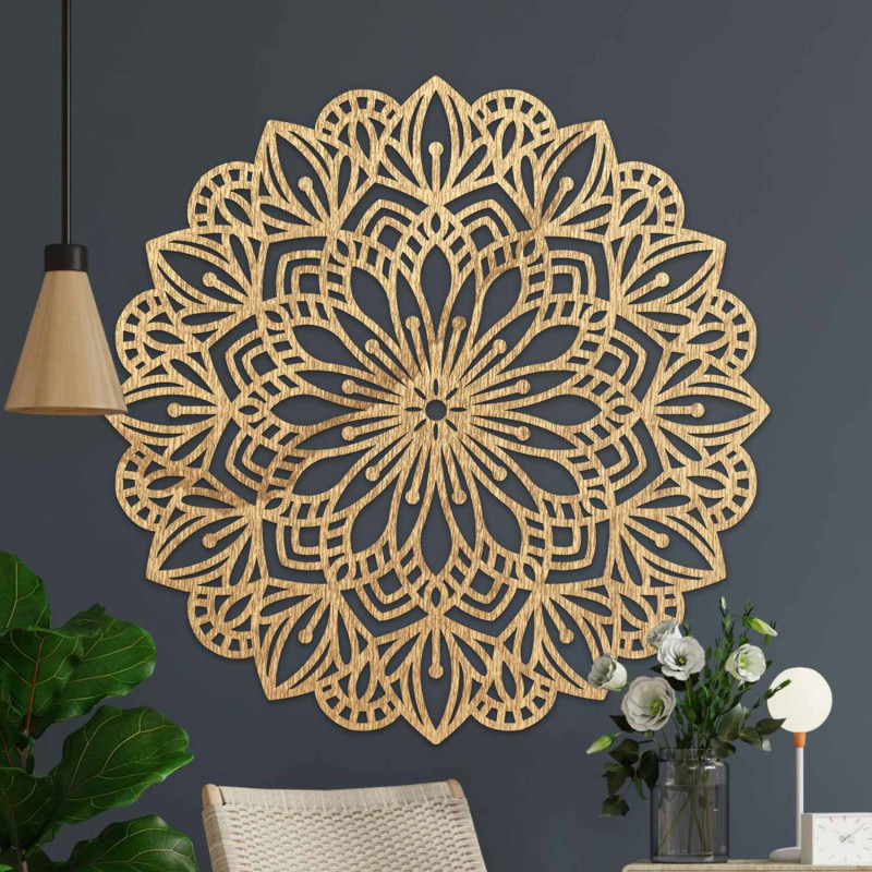 Hölzernes Mandala für die Wand mit einem detaillierten Ziermuster
