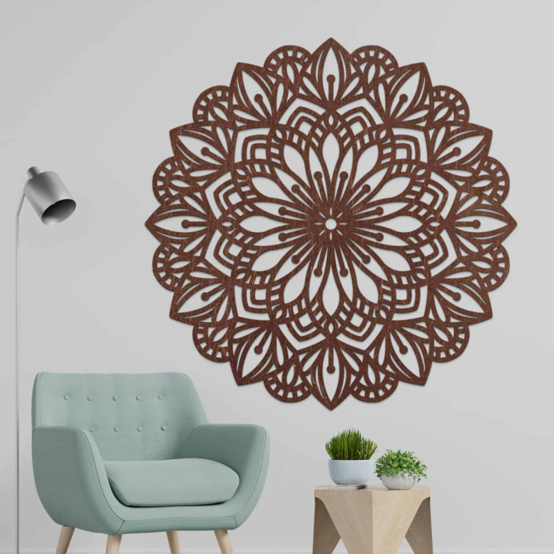 Hölzernes Mandala für die Wand mit einem detaillierten Ziermuster