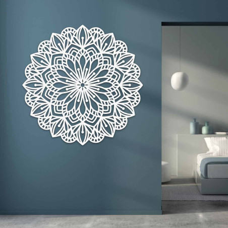 An der Wand befestigte Holzmandala, die Harmonie und Gleichgewicht symbolisiert
