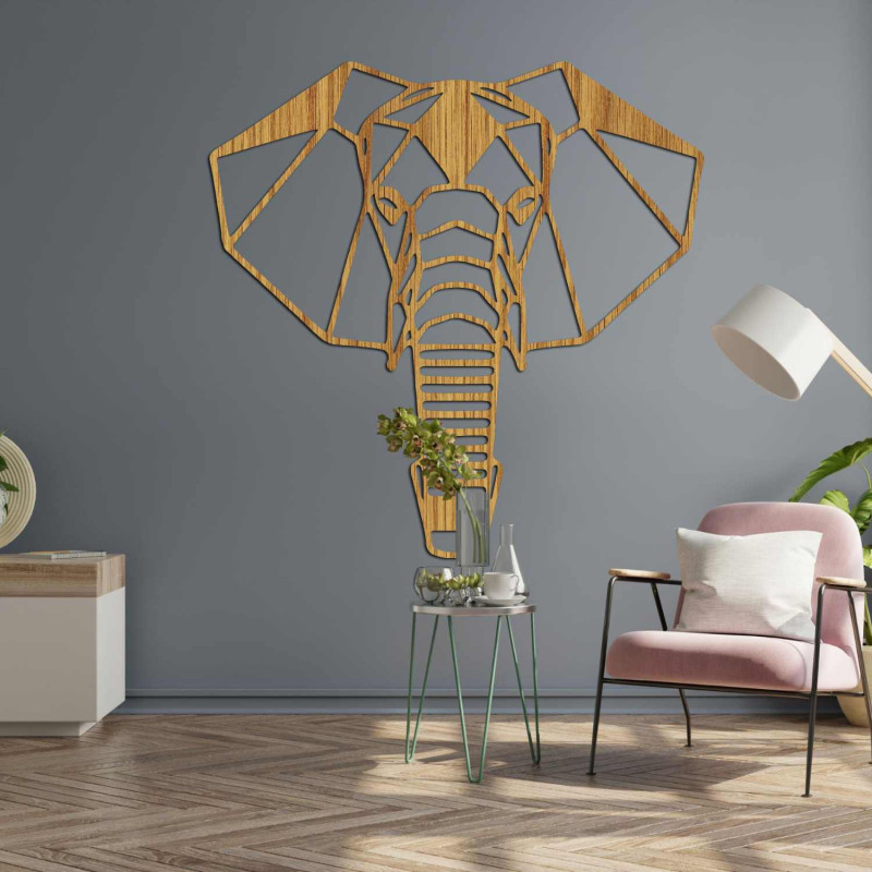 Holzelefant an der Wand mit minimalistischem geometrischem Design