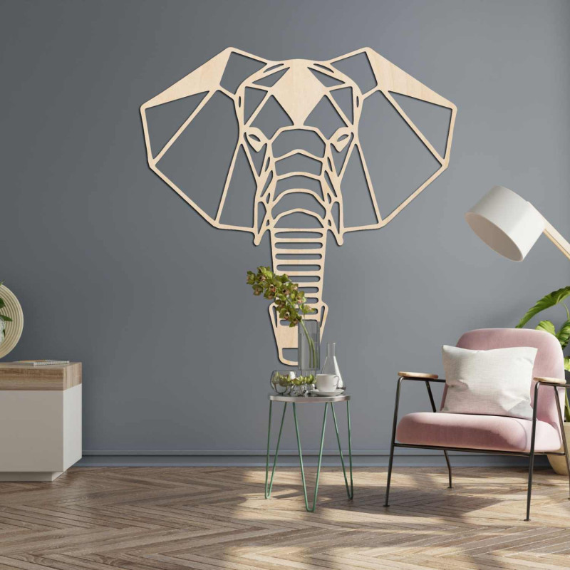 Holzelefant an der Wand mit originellem geometrischem Design und Details