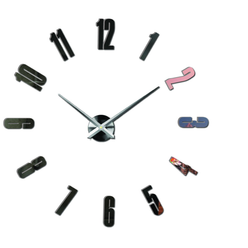 Moderne Spiegelwanduhr mit großen Ziffern und 3D-Effekt