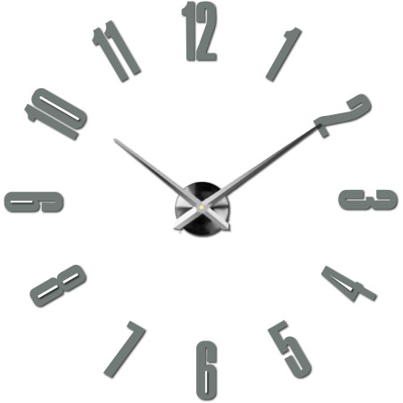 Moderne Spiegelwanduhr mit großen Ziffern und 3D-Effekt