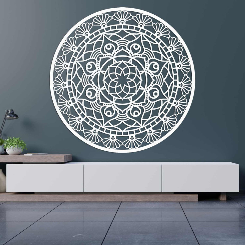 Ein hölzernes Mandala an der Wand symbolisiert Harmonie, Gleichgewicht und Frieden.