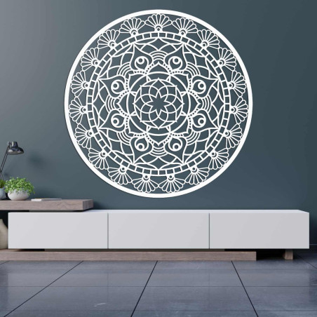Ein hölzernes Mandala an der Wand symbolisiert Harmonie, Gleichgewicht und Frieden.