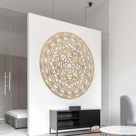 Ein hölzernes Mandala an der Wand symbolisiert Harmonie, Gleichgewicht und Frieden.