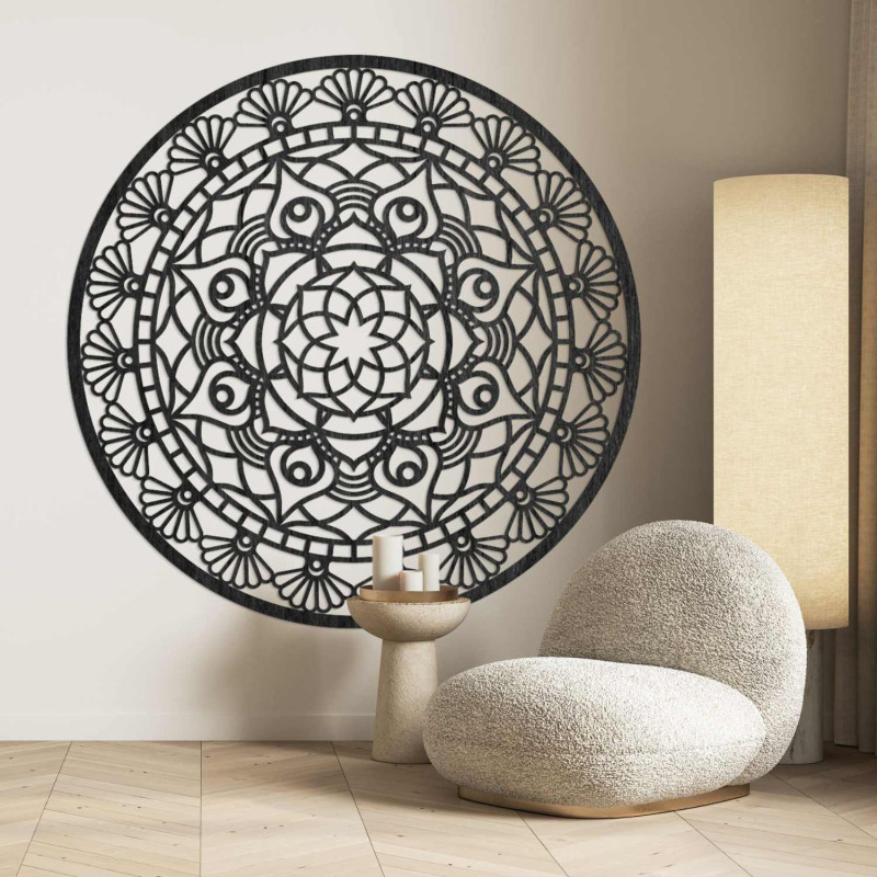 Ein hölzernes Mandala an der Wand symbolisiert Harmonie, Gleichgewicht und Frieden.