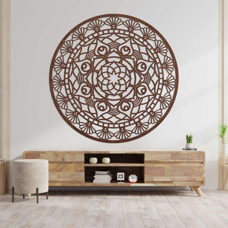 Ein hölzernes Mandala an der Wand symbolisiert Harmonie, Gleichgewicht und Frieden.