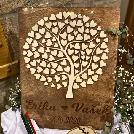 Gästebuch aus Holz mit eingravierten Namen und Hochzeitsdatum