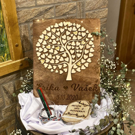 Gästebaum aus Holz mit Herzen für Hochzeitswidmungen und Unterschriften