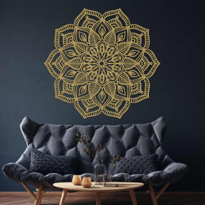 Hölzerne Mandala an der Wand mit einem detaillierten Ziermuster für ein modernes Interieur 2