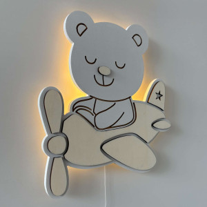 Die LED-Kinderlampe Teddybär im Flugzeug vereint sichere Beleuchtung, hochwertige Verarbeitung und stilvolles Design.