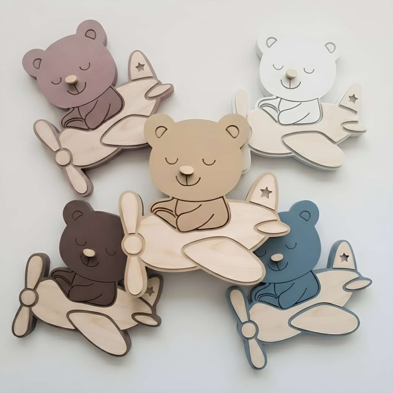 Moderne LED-Lampe Teddybär im Flugzeug als Dekoration und Nachtlicht für ein Kinderzimmer