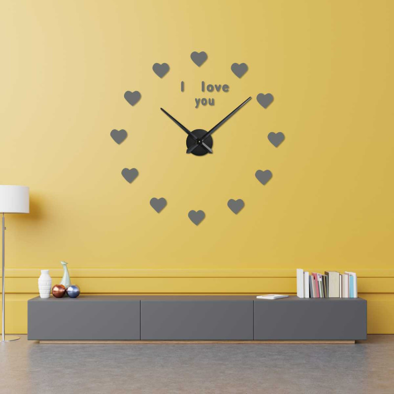 Moderne Wanduhr „Ich liebe dich“ mit schwarzen Herzen