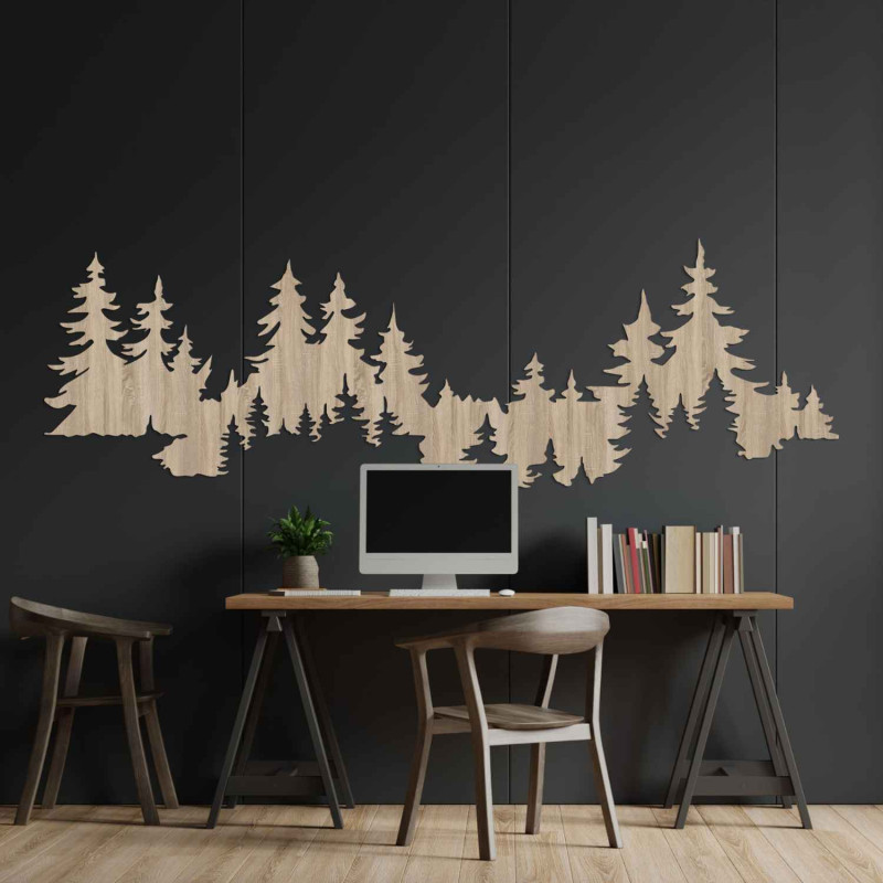 Holzschnitzerei einer Waldsilhouette an der Wand, natürliche Dekoration für den Raum