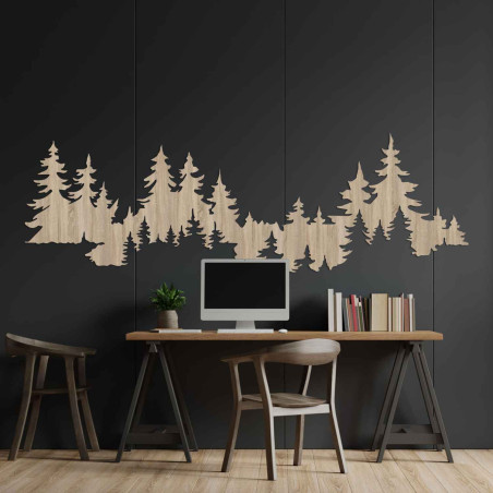 Holzschnitzerei einer Waldsilhouette an der Wand, natürliche Dekoration für den Raum