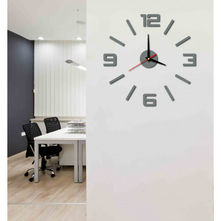 Moderne Wanduhr aus Kunststoff. Eigenproduktion, X-momo