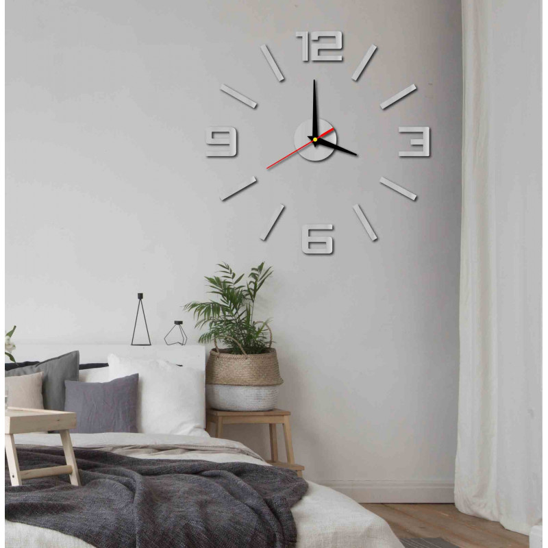 Moderne Wanduhr aus Kunststoff. Eigenproduktion, X-momo
