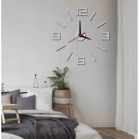 Moderne Wanduhr aus Kunststoff. Eigenproduktion, X-momo