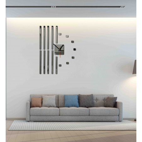 Moderne Wanduhr aus Kunststoff. Eigene Produktion, X-momo