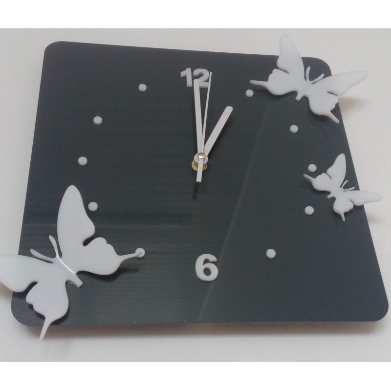 Moderne Wanduhr aus Plexiglas. Trends auf der Wanduhr als Geschenk. Clock X-momo. PMMA