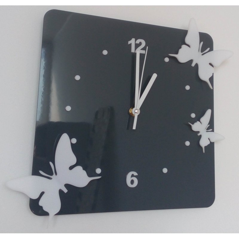 Moderne Wanduhr aus Plexiglas. Trends auf der Wanduhr als Geschenk. Clock X-momo. PMMA