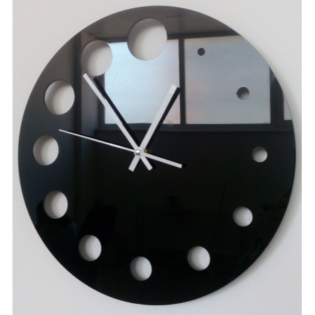 Moderne Wanduhr aus Kunststoff. Eigenproduktion, X-momo